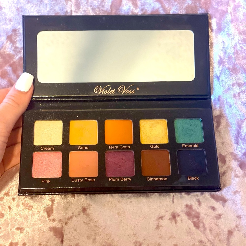VIOLET VOSS ESSENTIALS eyeshadow pallet